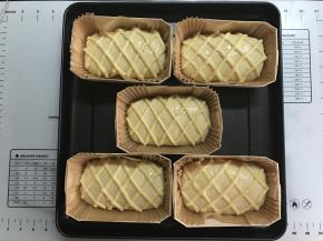 发至面团3倍大。表面刷蛋液，卡仕达酱挤成菱形状。