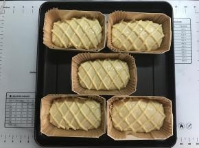 发至面团3倍大。表面刷蛋液，卡仕达酱挤成菱形状。