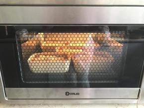 送入烤立方，上160度下150度烘烤25分钟左右。