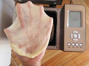 和面完成，拉一个手套膜，出膜的面包更松软更好吃