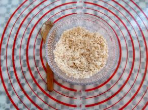 辅料配方中除模具用油外，所有材料混合均匀成脆底料