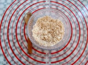 辅料配方中除模具用油外，所有材料混合均匀成脆底料