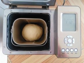 发酵完成，取出轻轻按压排气
