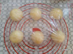 面团分成6等份，排气滚圆，盖上保鲜膜静置15分钟