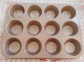 模具底部放入少量的植物油