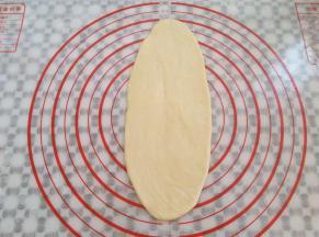 取一个面团擀成牛舌状