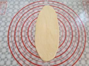 取一个面团擀成牛舌状