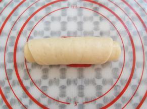 从上往下卷起来（方向从下往上卷也可以的）