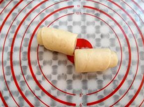 用面团分割板把面团切成2段（不要用刀直接在硅胶垫上切面团）