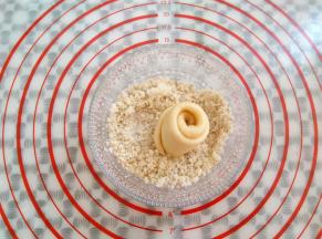 切面沾一点水，然后沾一层脆底配料