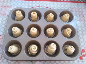 把所有的小面团沾好脆底料以后放入模具里，进烤箱发酵40分钟（多出来的脆底配料可以继续放到模具里，）