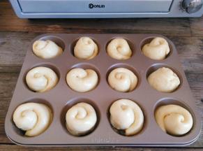 面团发酵到满模，取出刷一层薄薄的蛋液，同时预热烤箱上火120度，下火160度