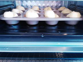 面团上撒上适量的白芝麻，放入烤箱底层，上火120度，下火160度烤20分钟