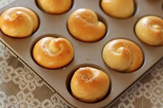 面包烤熟后取出脱模放凉