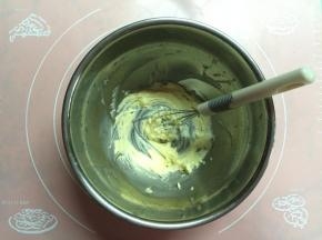 先做派皮，黄油软化后，用手抽打至顺滑。