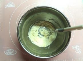 分三次加入糖粉，搅打至黄油发白。