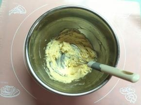 加入蛋液、盐，继续搅打均匀。