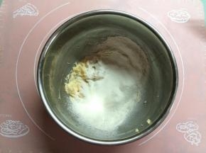 筛入低粉，用刮刀搅拌至干性粉末消失。