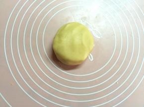 用手整理成面团，包保鲜膜松弛30分钟。