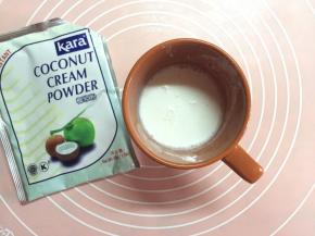 （松弛的时间我们来制作派液）：
椰浆粉用开水冲泡。