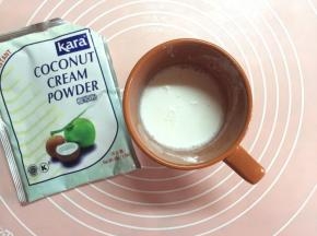 （松弛的时间我们来制作派液）：
椰浆粉用开水冲泡。