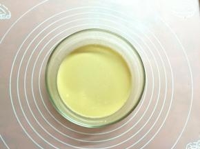 加入鸡蛋、糖粉、搅拌均匀。