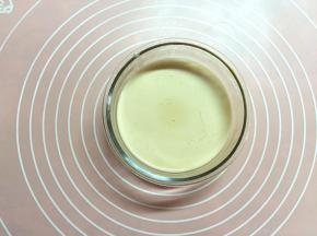 将派液过筛，盖上保鲜膜静置30分钟