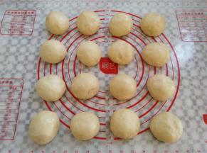 面团取出排气，平均分割成16个面团，滚圆，盖上保鲜膜静置10分钟