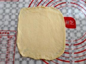 取一个面团用擀面杖擀成一个薄的面皮，别太用力，容易破