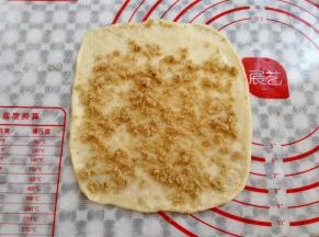 在面皮上刷一层牛奶，撒上适量的肉松碎，别撒太多了