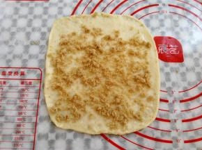 在面皮上刷一层牛奶，撒上适量的肉松碎，别撒太多了