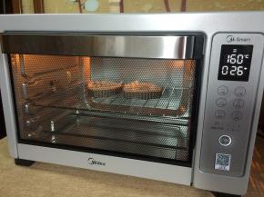 放入160度预热的烤箱中层烘烤20左右烤至派皮上色。