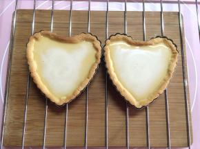 取出派皮，拿掉石头，将椰子馅倒入派内。