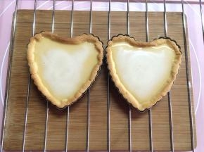 取出派皮，拿掉石头，将椰子馅倒入派内。