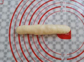 从下往上卷起来，收口处捏紧，收口朝下放