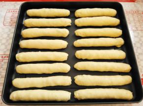 所有的面团依次整形，放入烤盘，预留够足够的空间