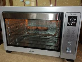 放入160度预热好的烤箱中层，继续烤25分钟左右。出炉前5分钟撒上椰蓉。