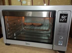 放入160度预热好的烤箱中层，继续烤25分钟左右。出炉前5分钟撒上椰蓉。