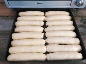 发酵到面团2倍大（预计时间30分钟）取出来刷一层薄薄的蛋黄水，预热烤箱上火120度，下火160度（实测温度）