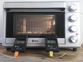 烤盘放入烤箱最底部，实测温度上火120度，下火160度烤25分钟，烤到上色后可以调低上火或者是加盖锡纸