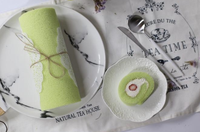 草莓斑斓蛋糕卷