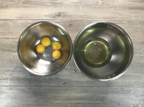先分离蛋白和蛋黄，注意蛋白盆必须无油无水，分离过程不可混入蛋黄。