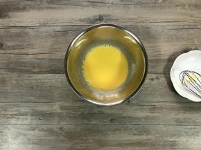 蛋黄中加入牛奶、玉米油、以及糖10克。
用手抽快速搅打均匀。