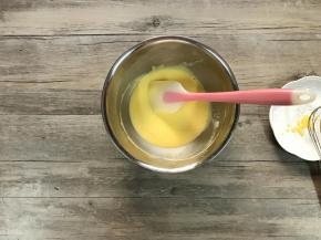 筛入40g低粉，手抽之字形打至面糊细腻无颗粒。