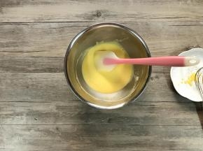 筛入40g低粉，手抽之字形打至面糊细腻无颗粒。