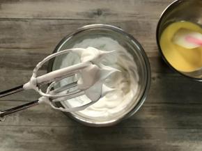 蛋白加入适量柠檬汁分三次打入细砂糖30克，打至打蛋器提起呈尖尖的小弯角。