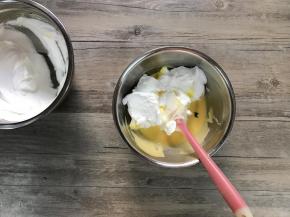 先将1/3蛋白霜放入蛋黄糊，并滴入斑斓精。