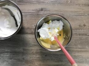 先将1/3蛋白霜放入蛋黄糊，并滴入斑斓精。