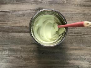 再将混合好的面糊倒回蛋白霜盆内。
继续切拌加翻拌，混合均匀。