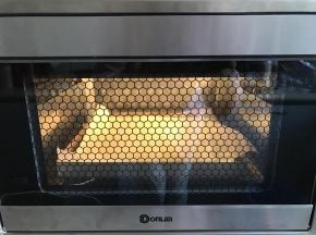 放入东菱烤立方电烤箱中，上管150度下管130度，烘烤20分钟左右。（时间和温度请根据自己烤箱实际情况来调节）